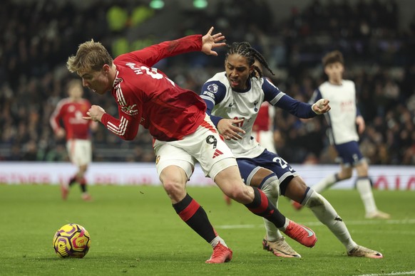 Tottenham&#039;s Djed Spence, right, challenges Manchester United&#039;s Rasmus Hojlund during the English Premier League soccer match between Tottenham Hotspur and Manchester United in London, Sunday ...