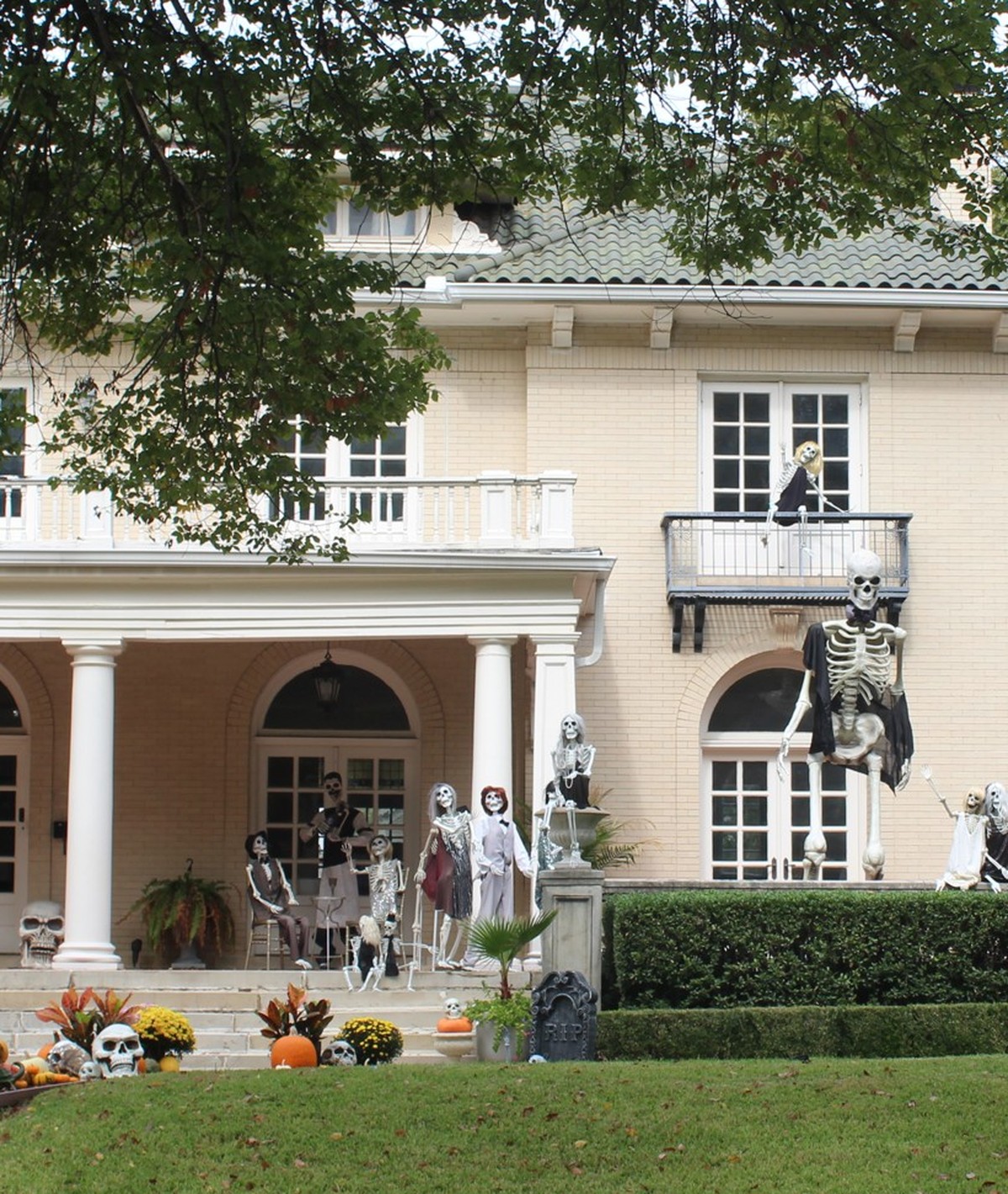 De l’Etat de Washington au Texas, découvrez 31 photos de maisons américaines décorées pour Halloween, entre squelettes géants et monstres gonflables.