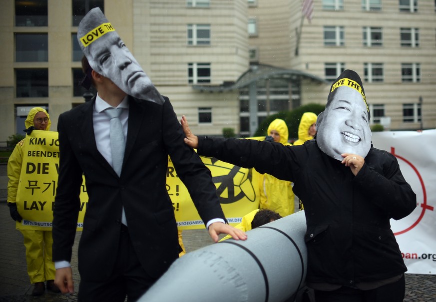 Aktivisten der Internationalen Kampagne zur Abschaffung von Atomwaffen (ICAN) protestieren am 13.09.2017 vor der nordkoreanischen Botschaft in Berlin mit Masken des nordkoreanischen Machthabers Jong-u ...