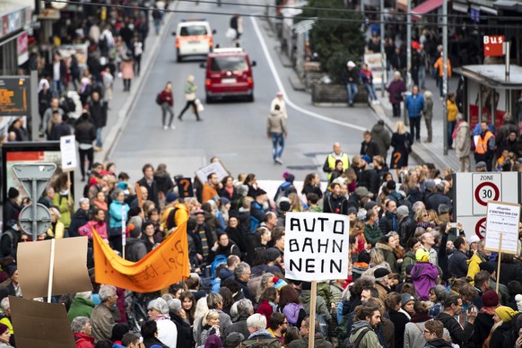 Personen protestieren waehrend einer Demo gegen den Bau des A5-Westasts in Biel, am Samstag, 3. November 2018. (KEYSTONE/Anthony Anex)