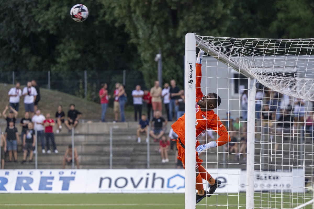 Le gardien carougeois Signori Antonio en action, lors de la rencontre de football du 1er tour 1/32 de finale de la Coupe Suisse entre Etoile Carouge FC et le FC Sion, ce vendredi 18 aout 2023 au stade ...