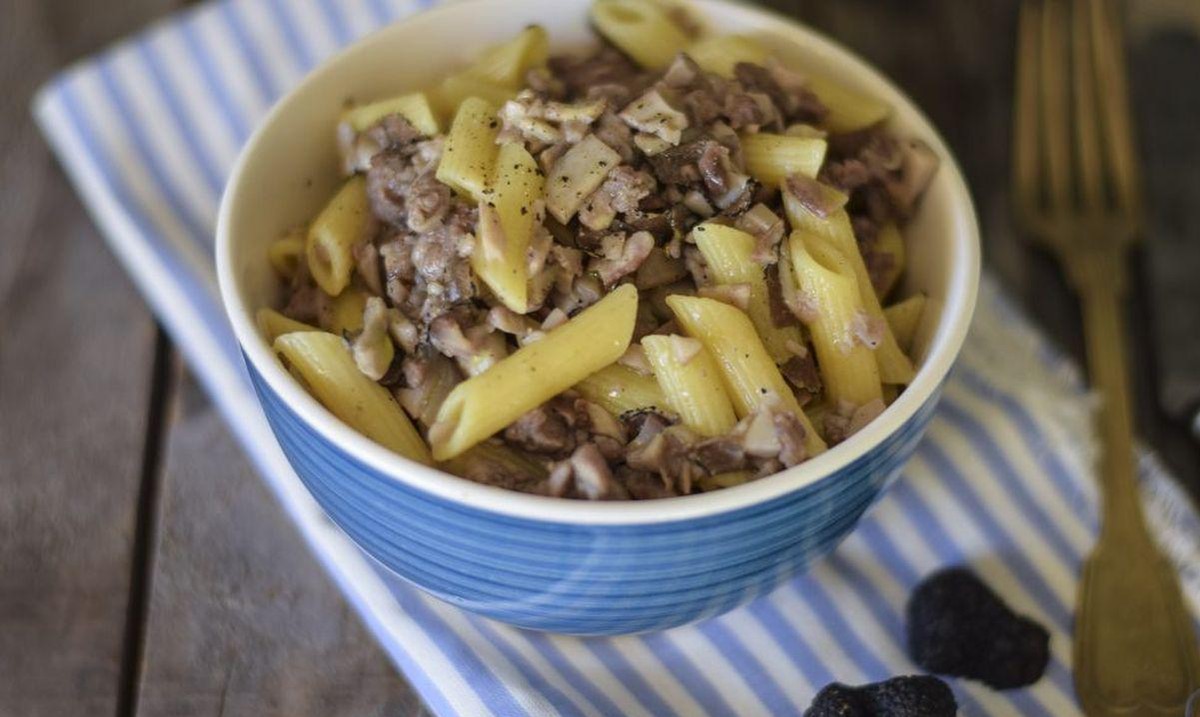 pasta alla norcina essen kochen italien food penne trüffel tartufo https://www.dissapore.com/wp-content/uploads/2021/01/pasta-alla-norcina-e-funghi.jpg