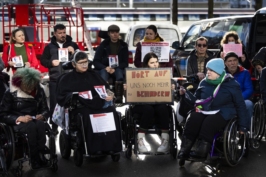 Menschen mit Behinderungen in Rollstuehlen protestieren vor dem Hauptsitz der SBB fuer einen besseren barrierefreien Zugang zu Bahnhoefen und Zuegen, am Donnerstag, 25. Januar 2024 in Bern. (KEYSTONE/ ...