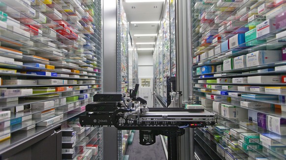 THEMENBILD --- Das vollautomatische Medikamenten-Lager in der Damian Apotheke in Nussbaumen bei Baden, aufgenommen am 21. Mai 2012. In der Schweiz sind die Medikamente nach wie vor teurer als im vergl ...