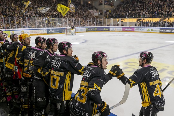 Adam Rundqvist (HCA), rechts, holt sich die Gratulationen an der Bande nach seinem Tor zum 2:1 im drittern Spiel der League Qualification der Eishockey National League zwischen dem HC Ajoie und dem EH ...