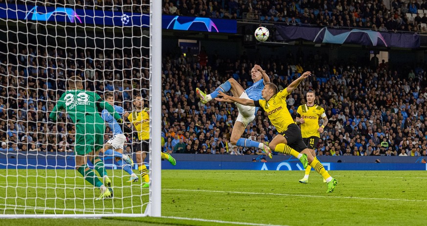 220915 -- MANCHESTER, Sept. 15, 2022 -- Manchester City s Erling Haaland 3rd R scores during the UEFA Champions League Group G match between Manchester City and Borussia Dortmund in Manchester, Britai ...