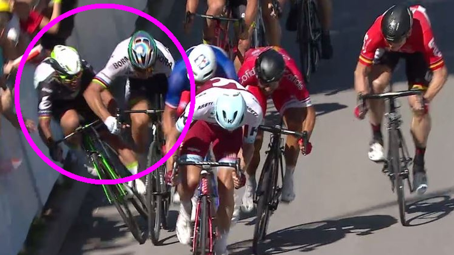 Weltmeister Sagan fährt den Ellbogen aus, Cavendish stürzt in die Abschrankung.