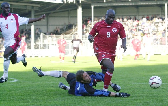 Der Schweizer Blaise NKufo, rechts, attackiert den kanadischen Torhueter Lars Hirschfeld, Mitte, waehrend der Kanadier Carl Fletscher, links, zuschaut, beim Fussball Freundschaftsspiel Schweiz gegen K ...