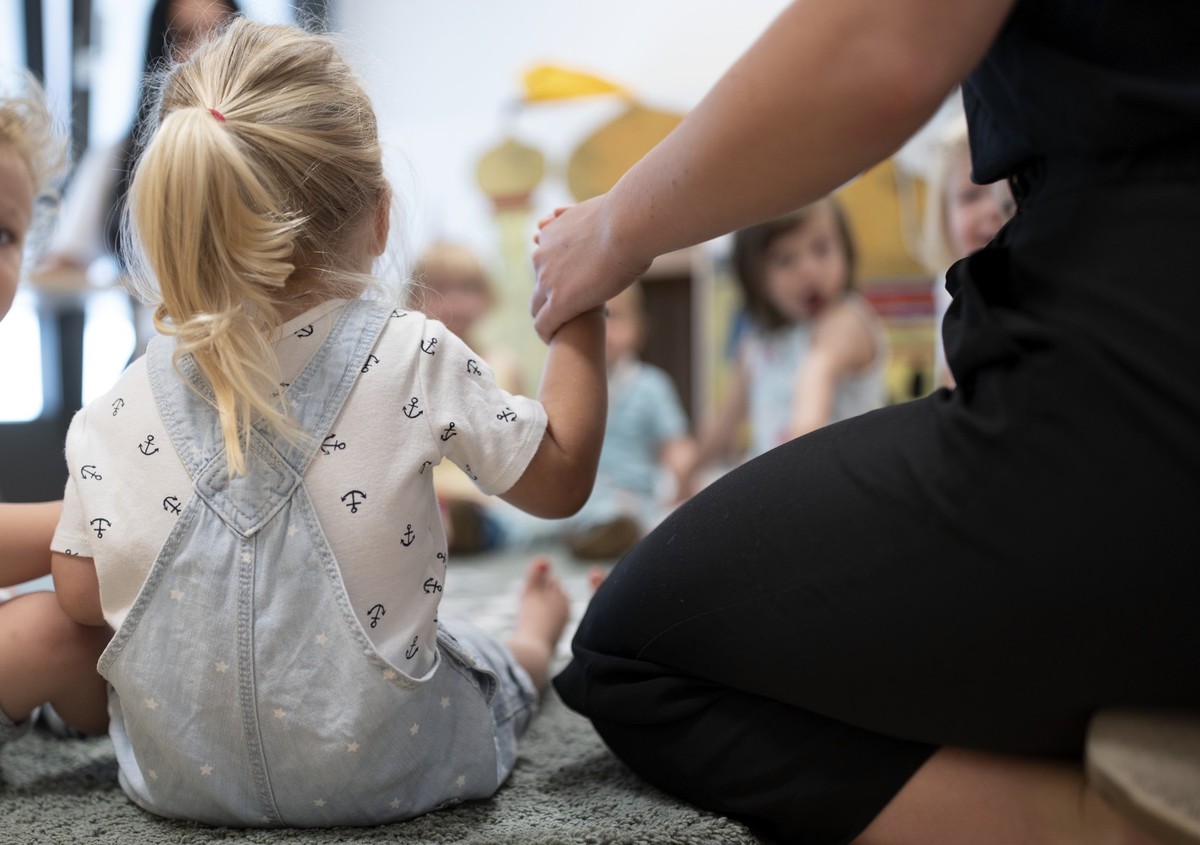 Kleinkinder sitzen gemeinsam mit Betreuungspersonal der Kita 6a der Stiftung GFZ im Kreis singen und machen Spiele, aufgenommen am 9. Juli 2020 in Zuerich. Die Kita 6a der Stiftung GFZ wird in Zusamme ...