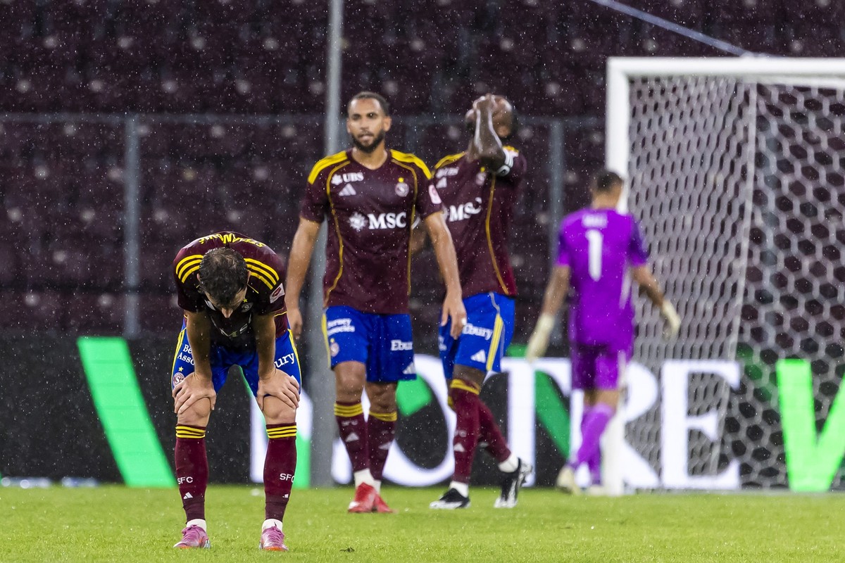 Servette's midfielder Miroslav Stevanovic, left, Servette's defender Anthony Baron, 2nd left, Servette's midfielder Gael Ondoua, 2nd right, and Servette's goalkeeper Joel Mall, rig ...