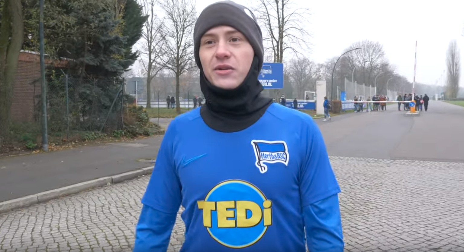 Marvin Wildhage im perfekten Hertha-Trainingsoutfit.