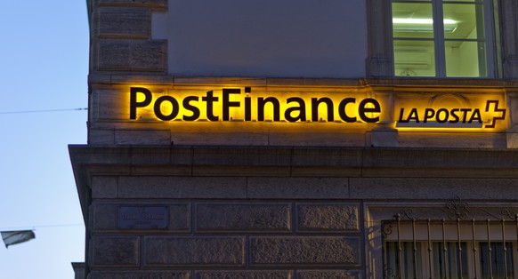 ARCHIV --- ZUR EINREIHUNG DER POSTFINANCE IN KATEGORIE 2 IM US-PROGRAMM STELLEN WIR IHNEN FOLGENDES BILD ZUR VERFUEGUNG --- Das Logo der Postfinance an einem Gebaeude in Bellinzona, aufgenommen am 6.  ...