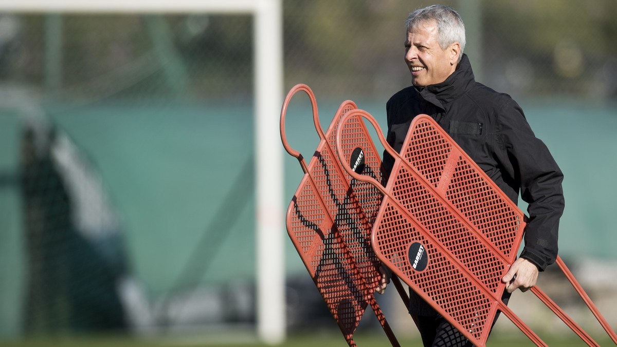 OGC Nice's Swiss head coach Lucien Favre leads a training session, in Nice, France, on Tuesday, December 6, 2016. (KEYSTONE/Jean-Christophe Bott)