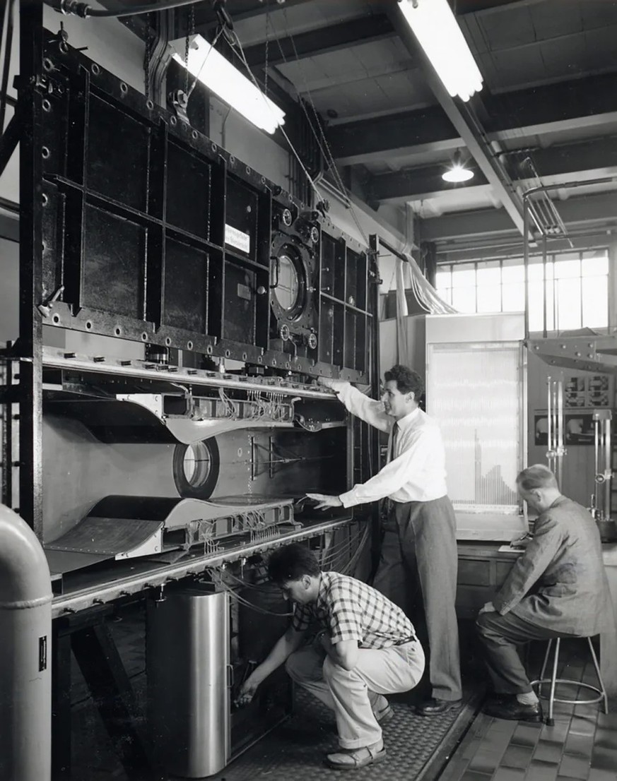 Überschallkanal am Institut für Aerodynamik der ETH. Das Foto wurde 1955 aufgenommen.
https://ba.e-pics.ethz.ch/#main-search-mode=and&amp;main-search-text=%C3%9Cberschallkanal&amp;categories-node=e334 ...