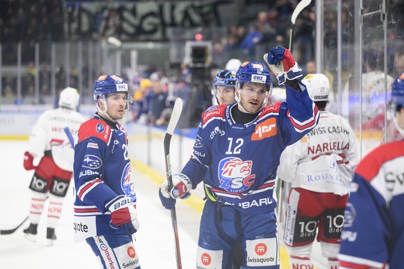 Yannick Zehnder (ZSC) (rechts) und Jesper Froeden (ZSC) jubeln nach dem Tor zum 3:1 im Spiel der Eishockey National League zwischen den ZSC Lions und den Rapperswil-Jona Lakers am Montag, 23. Dezember ...