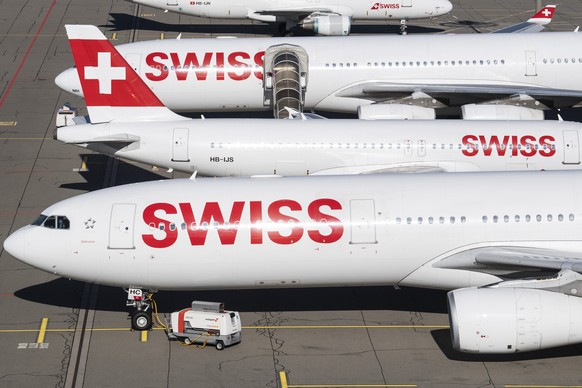 ARCHIV - ZUM ERGEBNIS 2020 DER SWISS STELLEN WIR IHNEN FOLGENDES BILDMATERIAL ZUR VERFUEGUNG - Parked planes of the airline Swiss at the airport in Zurich, Switzerland on Monday, 23 March 2020. The bi ...