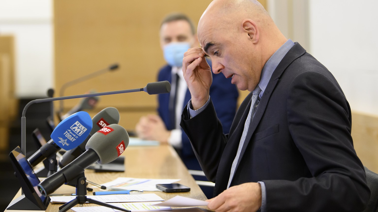 Bundesrat Alain Berset, links, und Regierungsrat Jean-Pierre Gallati, rechts, vor einer Medienkonferenz zur aktuellen Situation im Zusammenhang mit dem Coronavirus im Kanton Aarau, am Freitag, 28. Jan ...