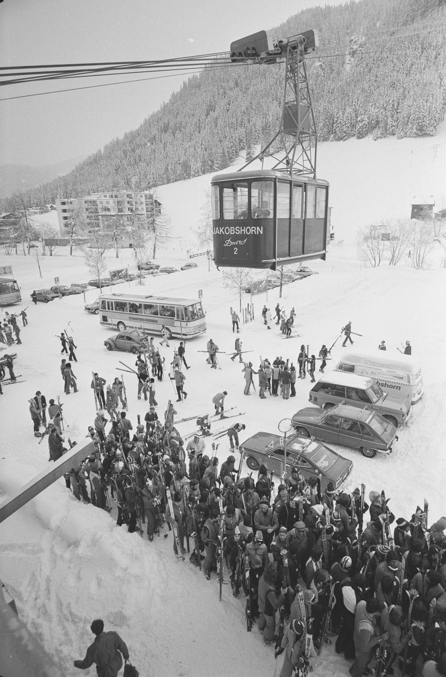 Wartende Skifahrer vor der Talstation in Davos.
