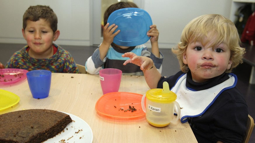 Des enfants mangent dans la creche garderie Crechendo le jour de son inauguration au siege de La Mobiliere Vie ce lundi 22 octobre 2007 a Nyon. La Mobiliere Vie a transforme une partie de son siege po ...