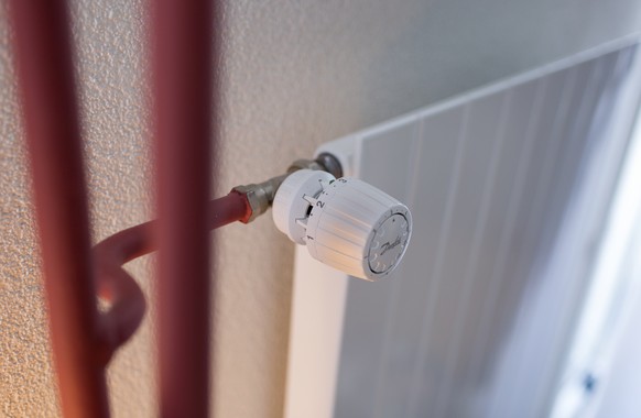 ARCHIV - A Zehnder radiator with a Danfoss valve and thermostat in an apartment, pictured in Rigi Kloesterli, Switzerland on January 18, 2015. - Dem Heizungs- und Lueftungshersteller Zehnder macht der ...