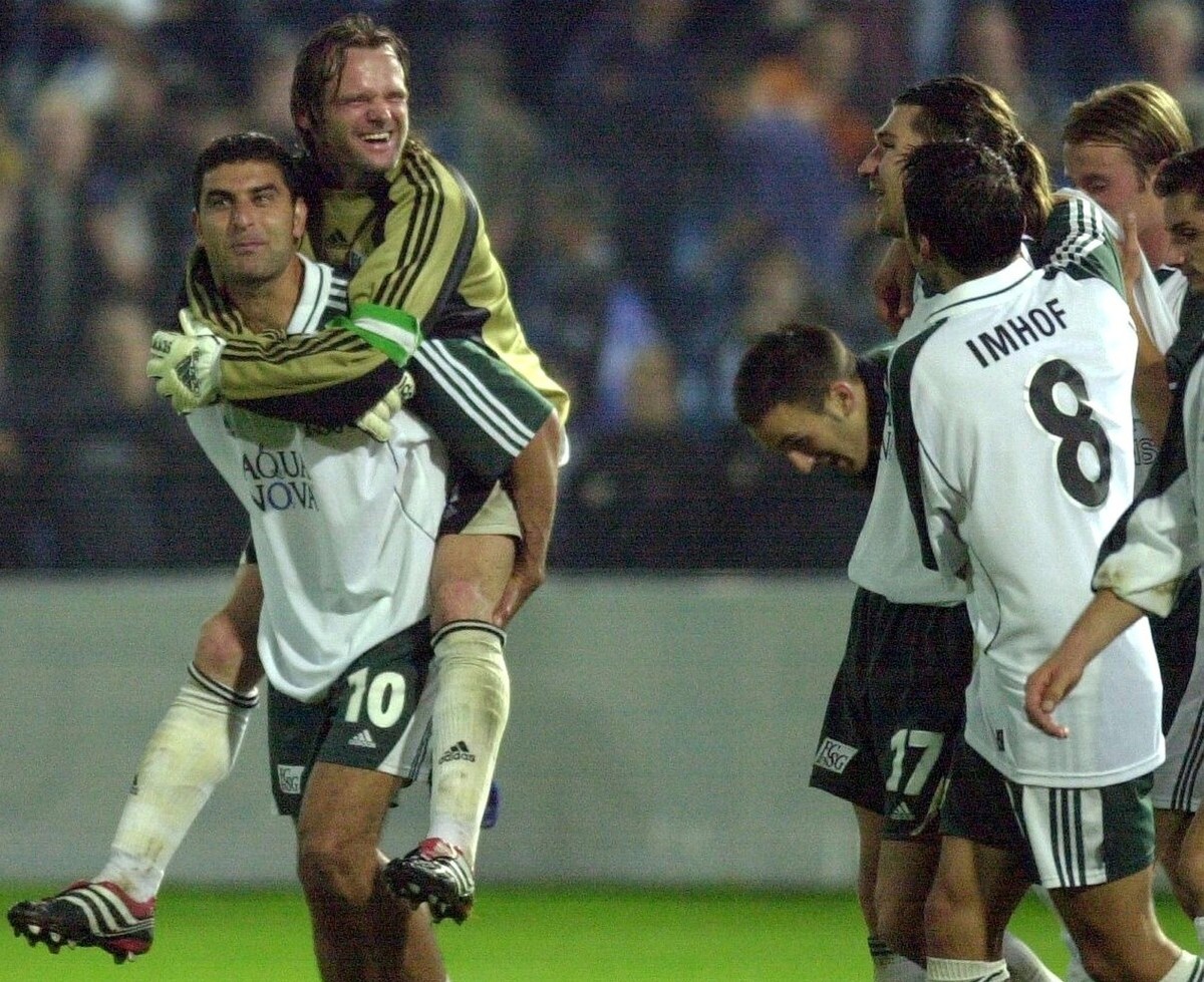 Gane Ionel, Nr.10, traegt Torhueter Joerg Stiel nach dem 2:0 Sieg im UEFA-Cup Spiel gegen Chelsea in Zuerich am Donnerstag, 28. September 2000, vom Platz. (KEYSTONE/Walter Bieri) ===ELECTRONIC IMAGE = ...