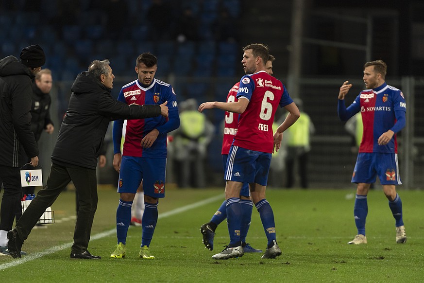 Basels Cheftrainer Marcel Koller, links, gibt seinen Spielern Anweisungen an der Seitenlinie im Fussball Meisterschaftsspiel der Super League zwischen dem FC Basel 1893 und dem FC Zuerich im Stadion S ...