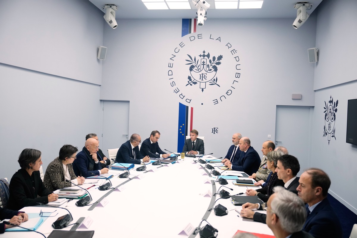epa13322084 French President Emmanuel Macron (C) attends a security council meeting with Interior Minister Laurent Nunez (L) and Prime Minister Sebastien Lecornu (C-L) at the Elysee Palace in Paris, F ...