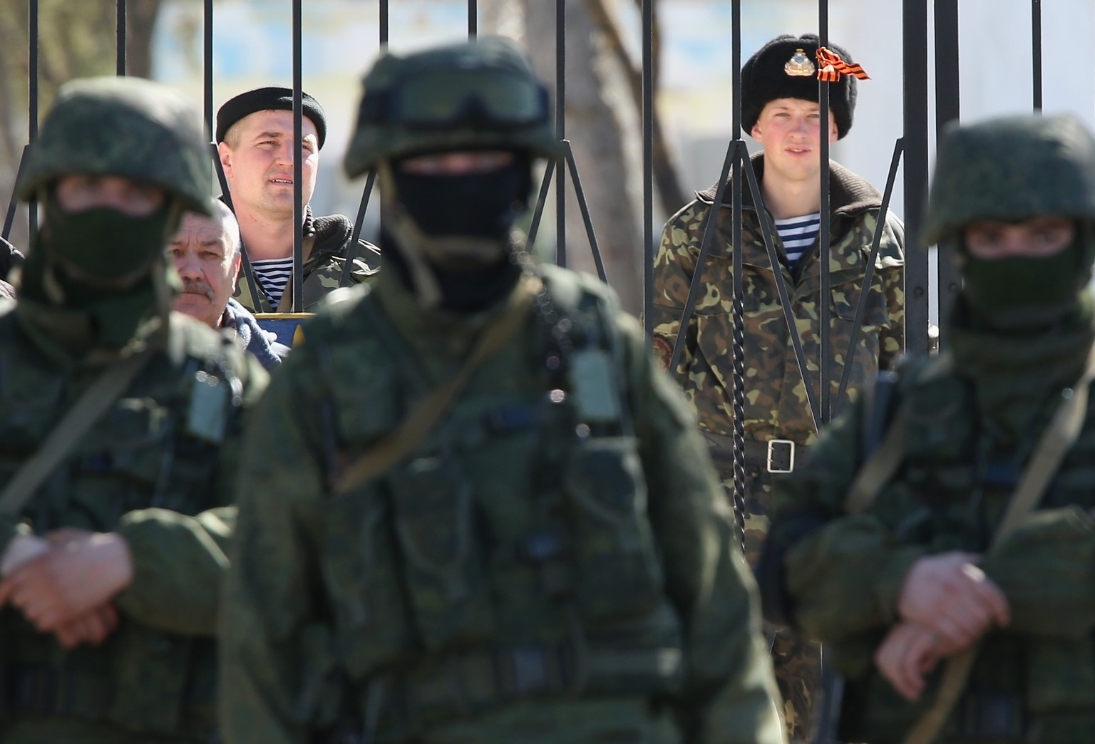 So stehen sich ukrainische und russische Streitkräfte auf der Krim gegenüber.