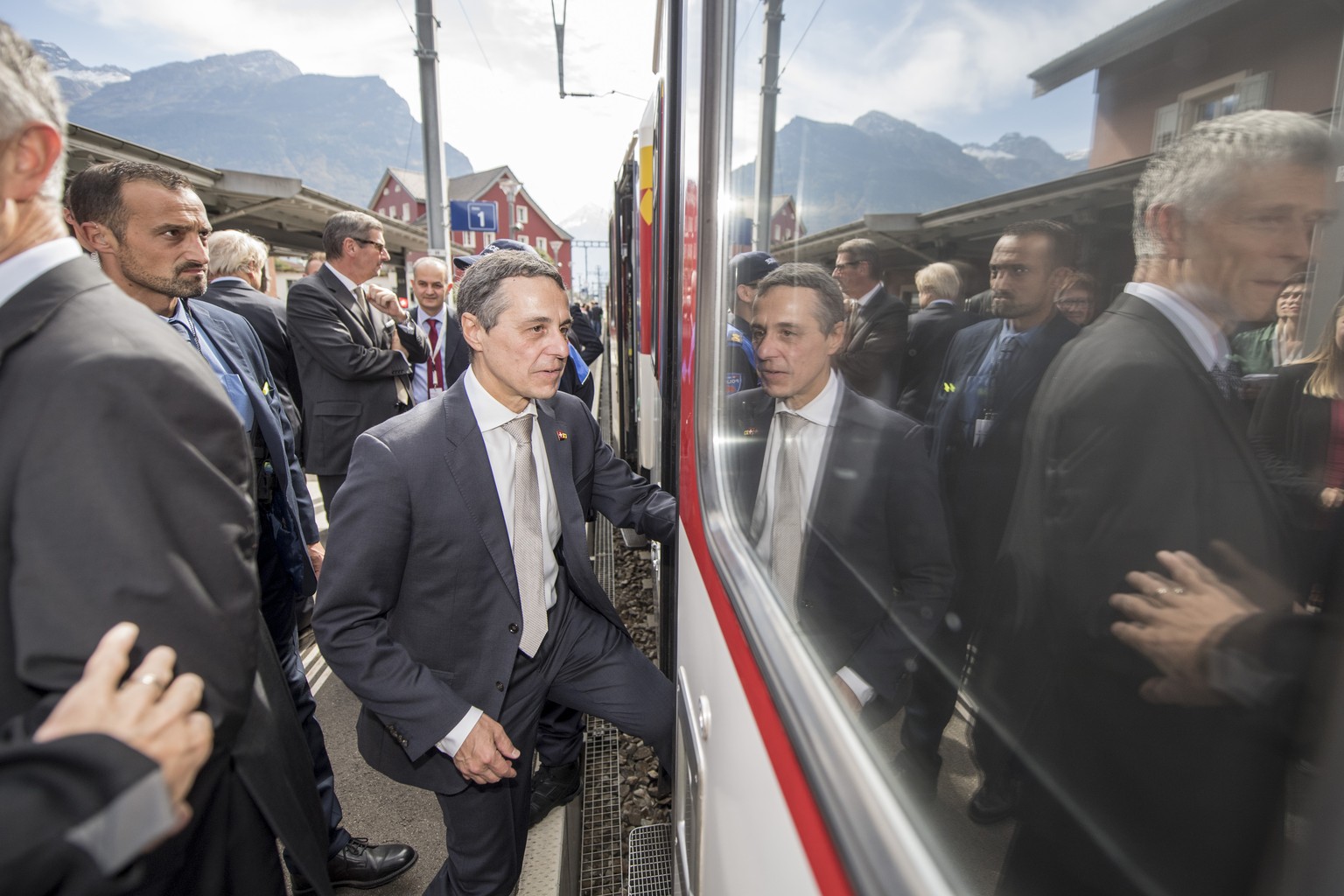 Der Tessiner Bundesrat Ignazio Cassis steigt in den Zug im Bahnhof Altdorf bei seiner Begruessung durch die Urner Regierung, Gaeste und die Urner Bevoelkerung, bei seinem Zwischenhalt auf der Zugsreis ...