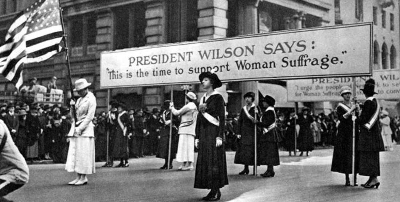 Während der Präsidentschaft von Woodrow Wilson demonstrieren Frauen für ihr Wahlrecht.&nbsp;An einem warmen Augustabend im Jahr 1920 wurde Tennessee der 36. Staat, der den 19. Zusatzartikel der US-Ver ...