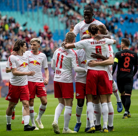 epa07532155 Leipzig&#039;s players celebrate after scoring the 1-0 lead during the German Bundesliga soccer match between RB Leipzig and SC Freiburg in Leipzig, Germany, 27 April 2019. EPA/FILIP SINGE ...