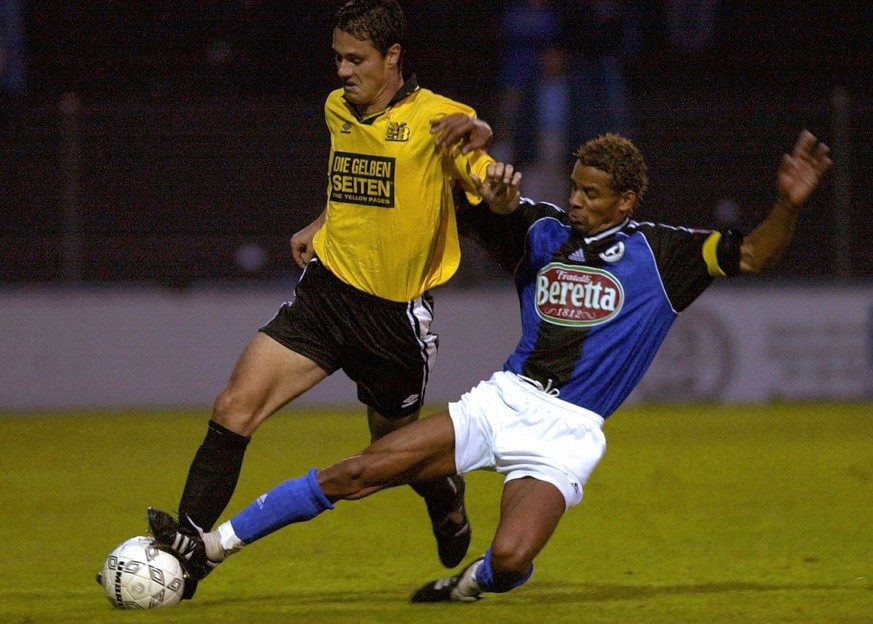 Thierry Ebe von Etoile Carouge, rechts, im Kampf gegen den YBler Thomas Haeberlie, links, am 5. August 2000 in Bern im NLB Spiel BSC Young Boys gegen den FC Etoile Carouge. (KEYSTONE/Juerg Mueller) == ...