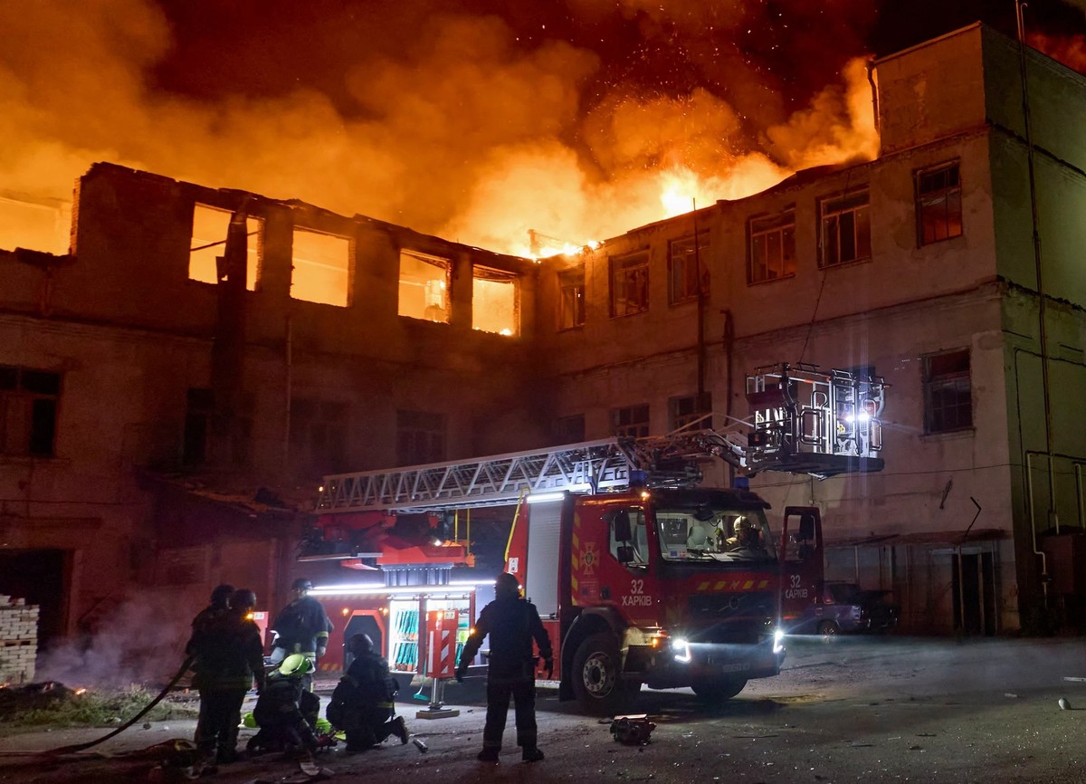 Des pompiers ukrainiens après une nouvelle attaque aérienne de grande ampleur sur Kharkiv (est).