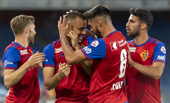 Basels Silvan Widmer, Arthur Cabral, Omar Alderete und Eray Coemert, von links, freuen sich ueber das 3:0 im Fussball Meisterschaftsspiel der Super League zwischen dem FC Basel 1893 und dem BSC Young  ...