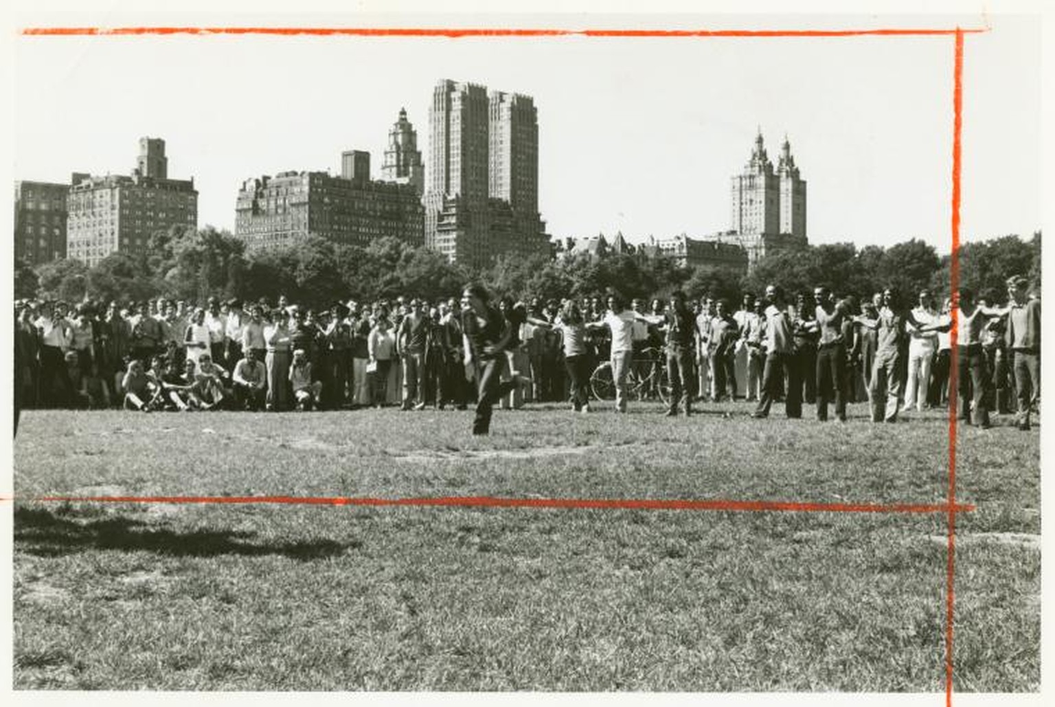 1970: Eine Gruppe junger Menschen spielt ein Spiel namens «Red Rover» auf der Sheep Meadow.