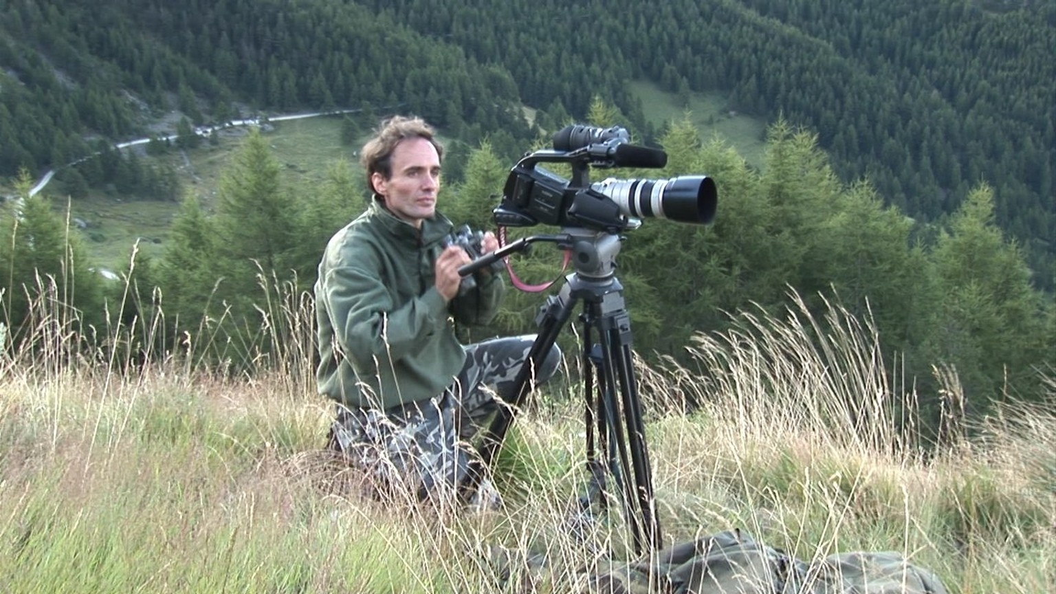 Den Wölfen nahe: Filmer Stefano Polliotto, von dem die Videostills in diesem Beitrag stammen.