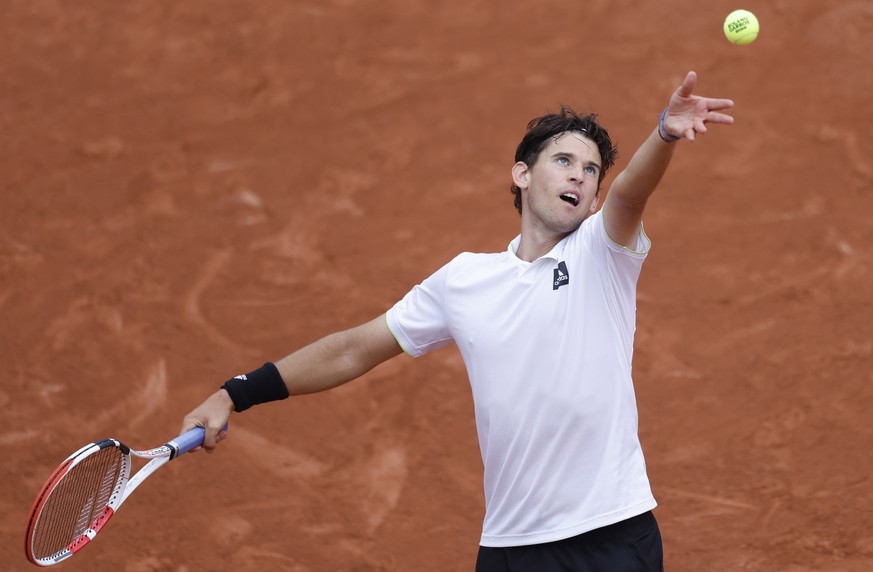 epa09965293 Dominic Thiem of Austria plays Hugo Dellien of Bolivia in their men?s first round match during the French Open tennis tournament at Roland ?Garros in Paris, France, 22 May 2022. EPA/YOAN V ...