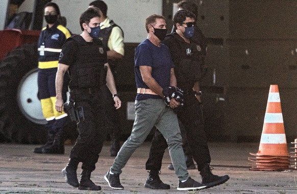 epa09227765 The Italian mobster Rocco Morabito (C) is transferred to the Federal Police hangar in Brasilia, Brazil, 25 May 2021. Rocco Morabito, second most wanted in Italy was detained by Interpol in ...