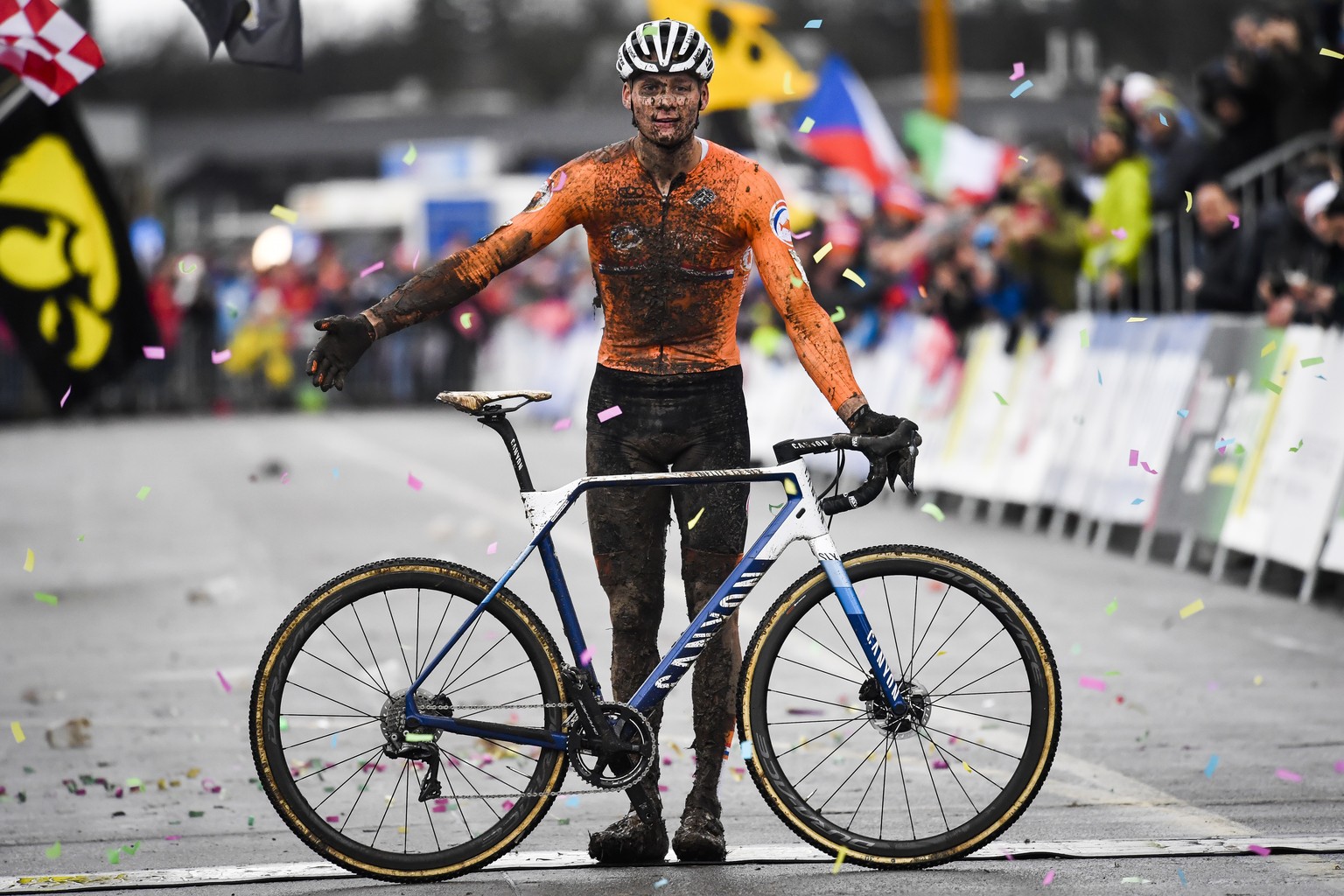 epa08188115 Mathieu van der Poel of the Netherlands reacts after winning the gold medal in the men&#039;s elite Cyclocross World-Championships in Duebendorf, Switzerland, 02 February 2020. EPA/GIAN EH ...