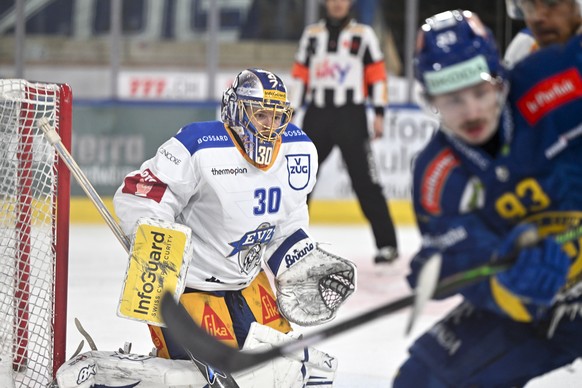 Torhueter Leonardo Genoni (EVZ) voll konzentriert, beim ersten Eishockey Playoff Viertelfinalspiel im Eishockey Spiel der National League zwischen HC Davos, HCD und EV Zug, EVZ, am Freitag, 20. Maerz  ...