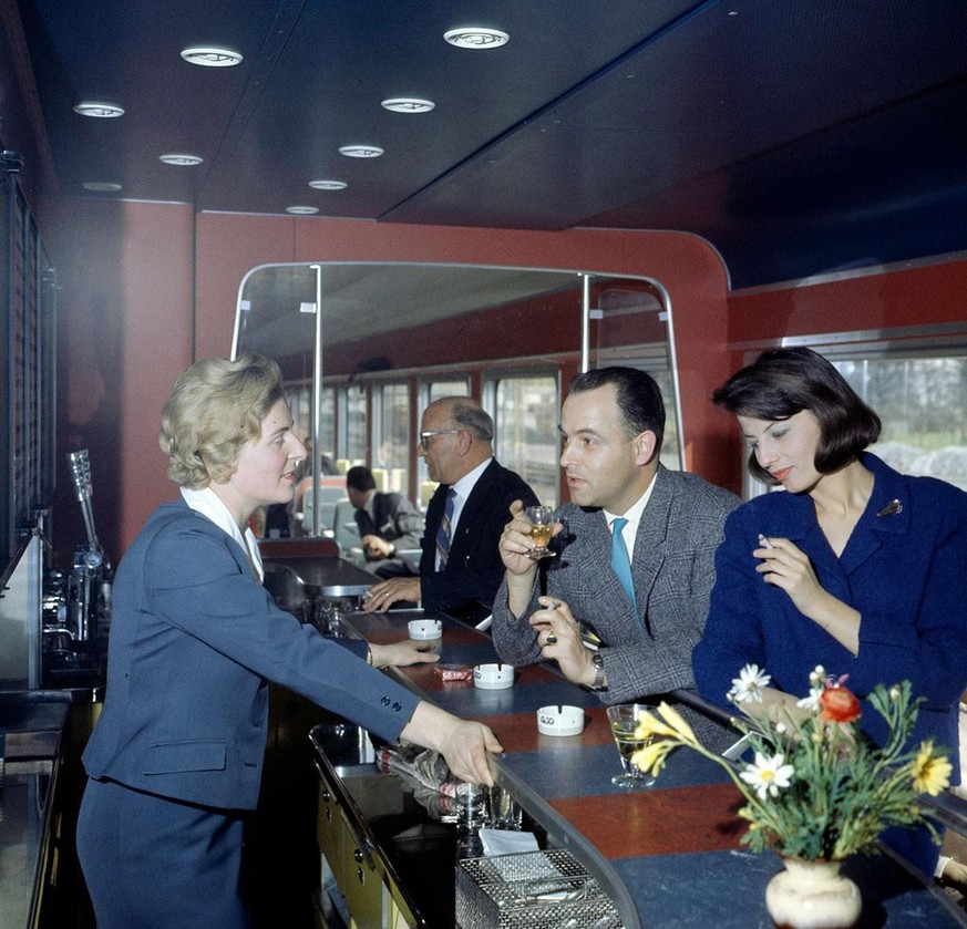 Treffpunkt mit Stil: Die Bar in der Zugsmitte.
https://www.sbbarchiv.ch/detail.aspx?ID=238090