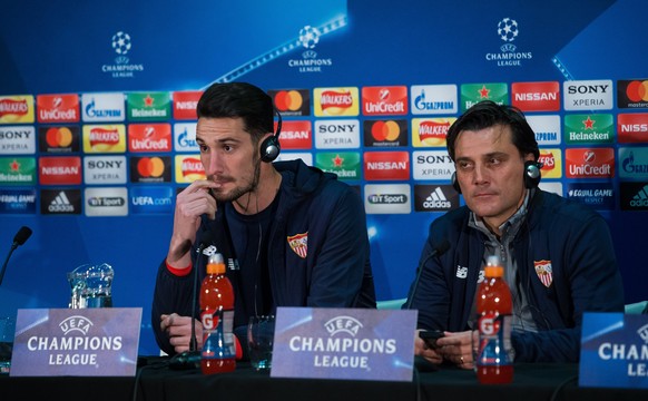 epa06598955 Vincenzo Montella (R), head coach of Sevilla FC, and his player Sergio Rico attend a press conference held at the Old Trafford in Manchester, Britain, 12 March 2018. Sevilla FC will face M ...