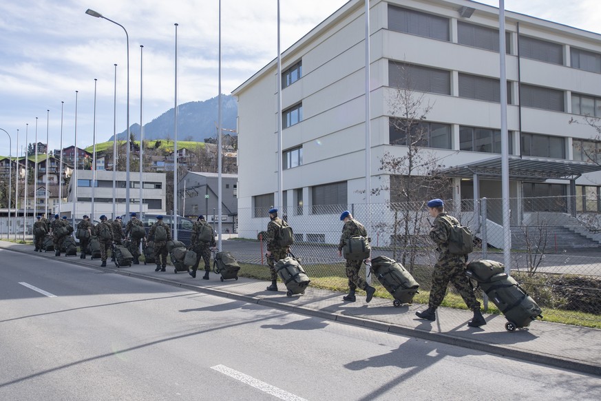 Die Soldaten sind eingetroffen anlaesslich des Zusammenzugs der Soldaten des Spitalbataillon 5 die aus verschiedenen Teilen der Schweiz einrücken, am Montag, 16. Maerz 2020 in der Kaserne von Stans. D ...