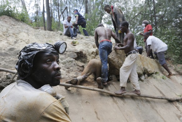 epa07350510 (FILE) - Illegal miners recover the body of an fellow miner who died underground, Johannesburg, South Africa, 18 February 2014 (reissued 07 February 2019). According to reports on 07 Febru ...