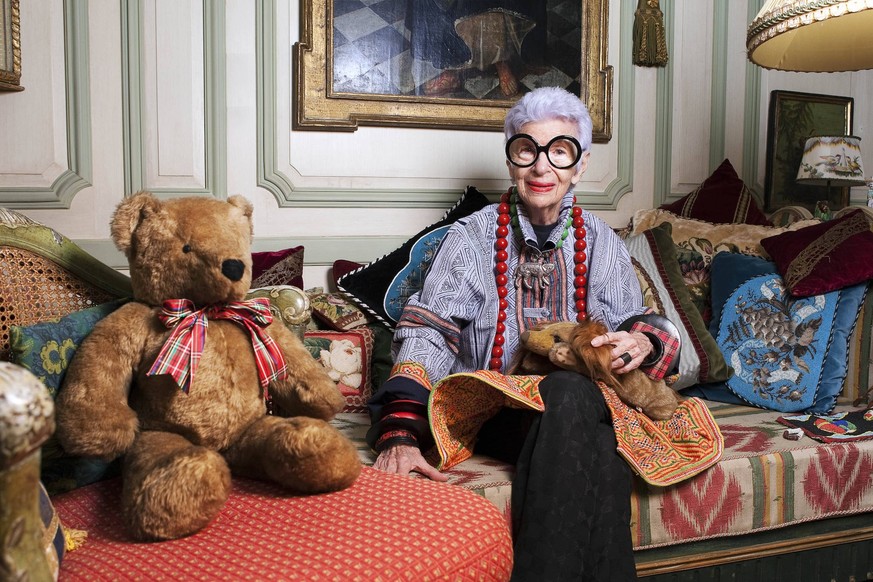 USA: Iris Apfel passing away at 102 years of age. Interior decorator, designer, style icon Iris Apfel seen posing in her home on Park Avenue in 2010. Today March 2 2024 she passed away at the age of 1 ...