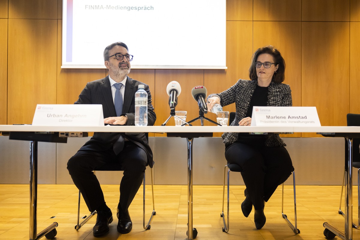 Marlene Amstad, VR-Praesidentin FINMA, rechts, und Urban Angehrn, Direktor FINMA, waehrend einer Medienkonferenz, am Mittwoch, 5. April 2023 in Bern. (KEYSTONE/Peter Klaunzer)