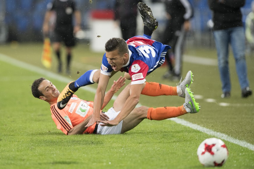 Basels Kevin Bua, rechts, im Kampf um den Ball gegen Lausannes Andrea Maccoppi, links, im Fussball Meisterschaftsspiel der Super League zwischen dem FC Basel 1893 und dem FC Lausanne, im St. Jakob-Par ...