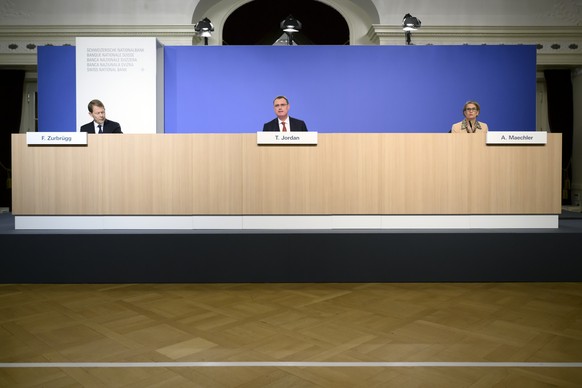Swiss National Bank&#039;s (SNB) Chairman of the Governing Board Thomas Jordan, center, speaks next to Swiss National Bank&#039;s (SNB) Vice Chairman of the Governing Board Fritz Zurbruegg, left, and  ...