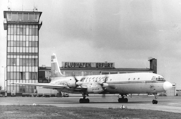 ADN-ZB Ludwig-2.7.79 Erfurt: Flugplatz der Bezirksstadt wurde nach umfangreichen Rekonstruktionarbeiten an der Start- und Landebahen sowie im Abfertigungsbereich wieder eröffnet. Die erste Maschine, d ...