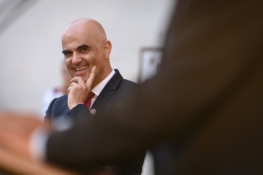 Le conseiller federal Alain Berset rigole lors du discours du syndic de Gruyeres Jean-Pierre Doutaz, pendant les festivites du 1er aout, (Fete nationale suisse), ce dimanche 1er aout 2021, a Gruyeres. ...